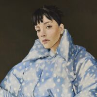 Pintura de retrato de mulher com cabelo escuro e casaco puffer azul-celeste de bolinhas brancas, contra um fundo escuro