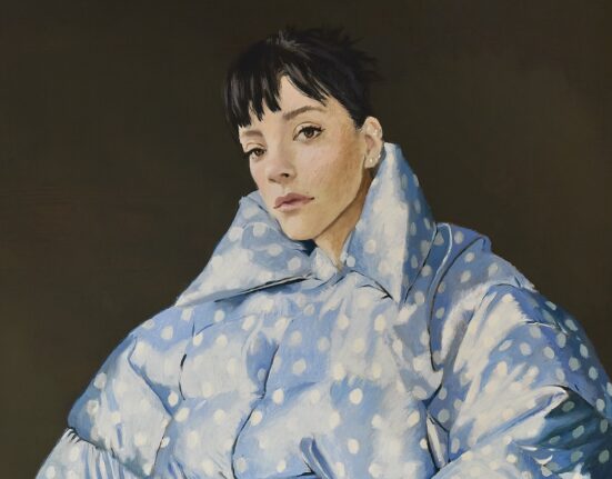 Pintura de retrato de mulher com cabelo escuro e casaco puffer azul-celeste de bolinhas brancas, contra um fundo escuro