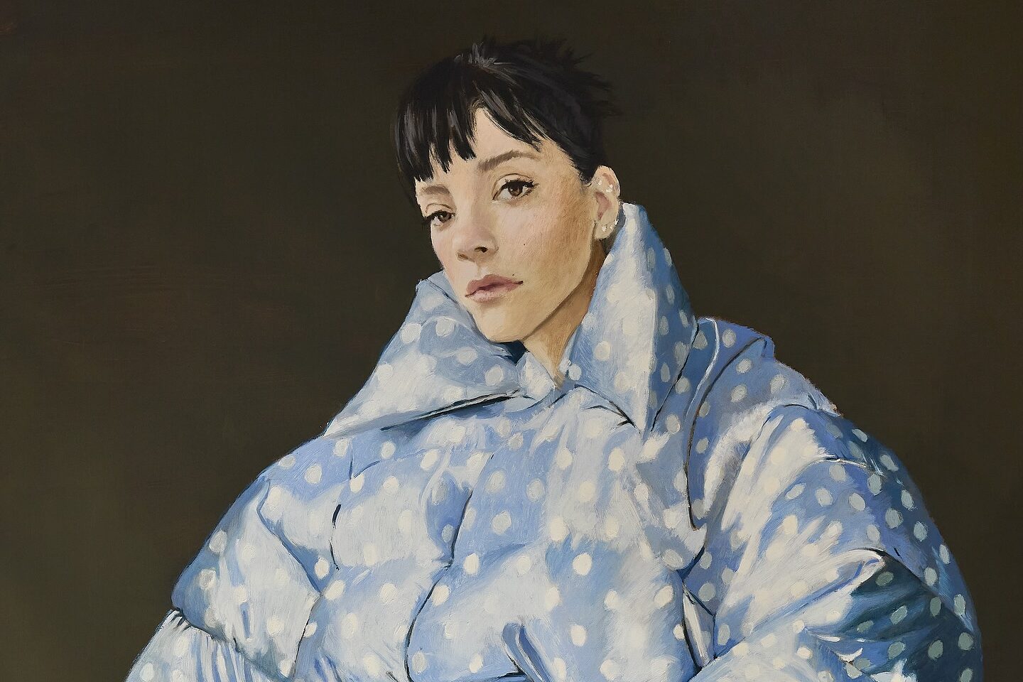 Pintura de retrato de mulher com cabelo escuro e casaco puffer azul-celeste de bolinhas brancas, contra um fundo escuro