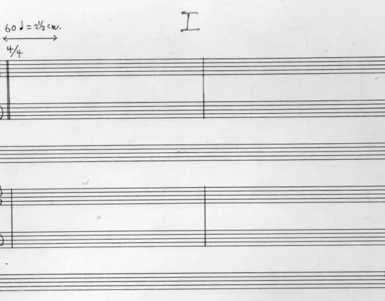 Primeira página da partitura da obra "4'33"" de John Cage, mostrando pautas musicais vazias